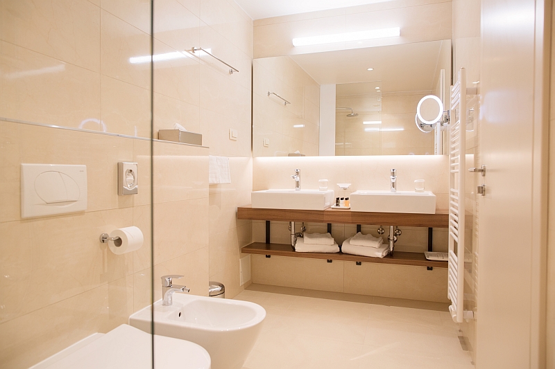 Grand-Hotel-Bernardin-superior-double-room-bathroom