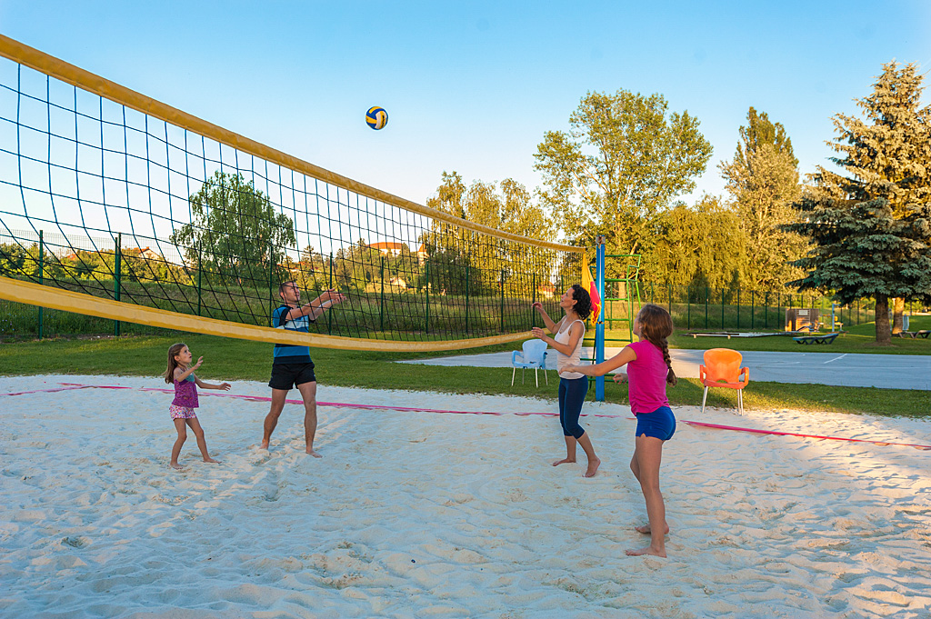 Family-playing-beach-volleyball_TP_Foto-ZV_09-14_low res