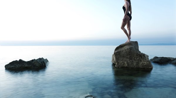 action-set-swimming-fiesa-model-on-rock