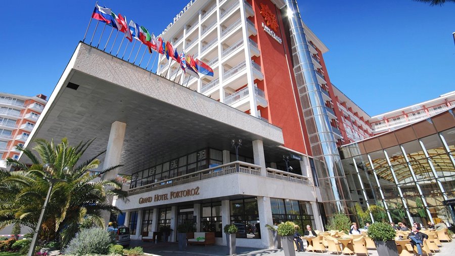 grand-hotel-portoroz-entrance-outdoor-cafe-central-flags-1