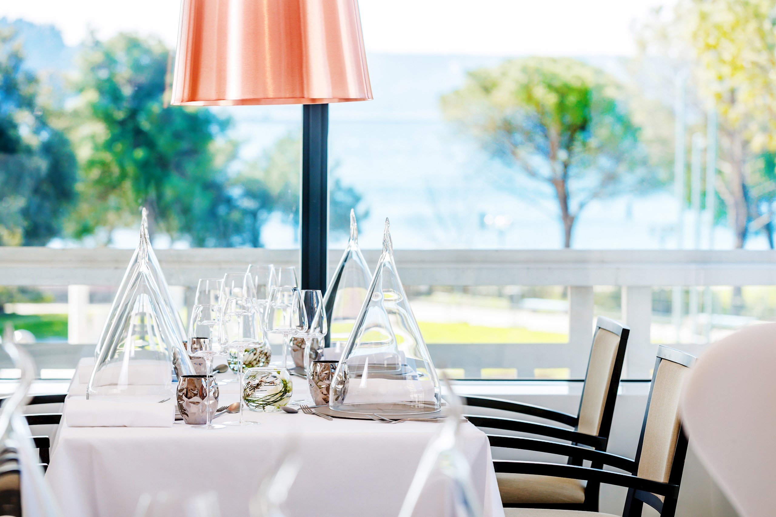 restaurant-salina-ready-tabel-chiars-window-sea-view-trees