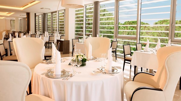 restaurant-treetop-hotel-slovenija-trees-view-tables-16