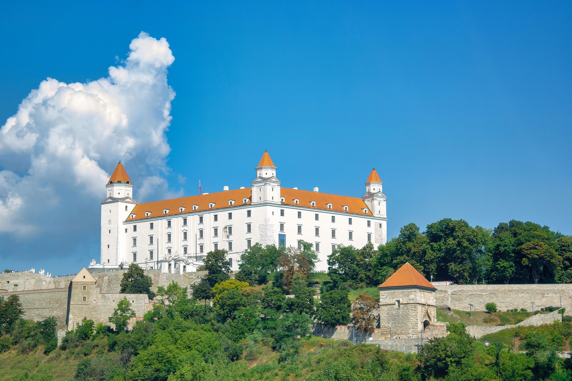 bratislava-castle-6555308_1920