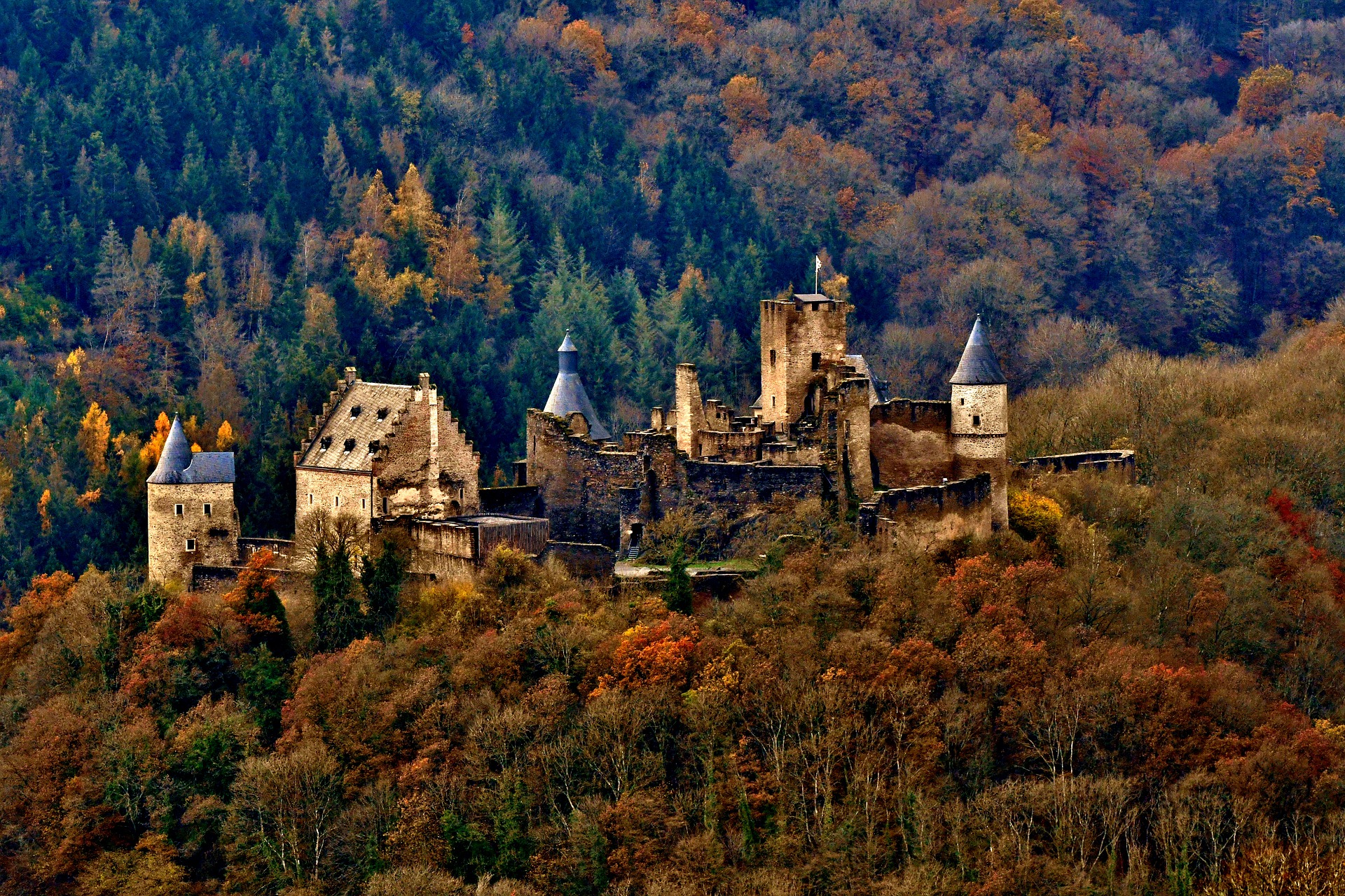 castle-bourscheid-4640348_1920