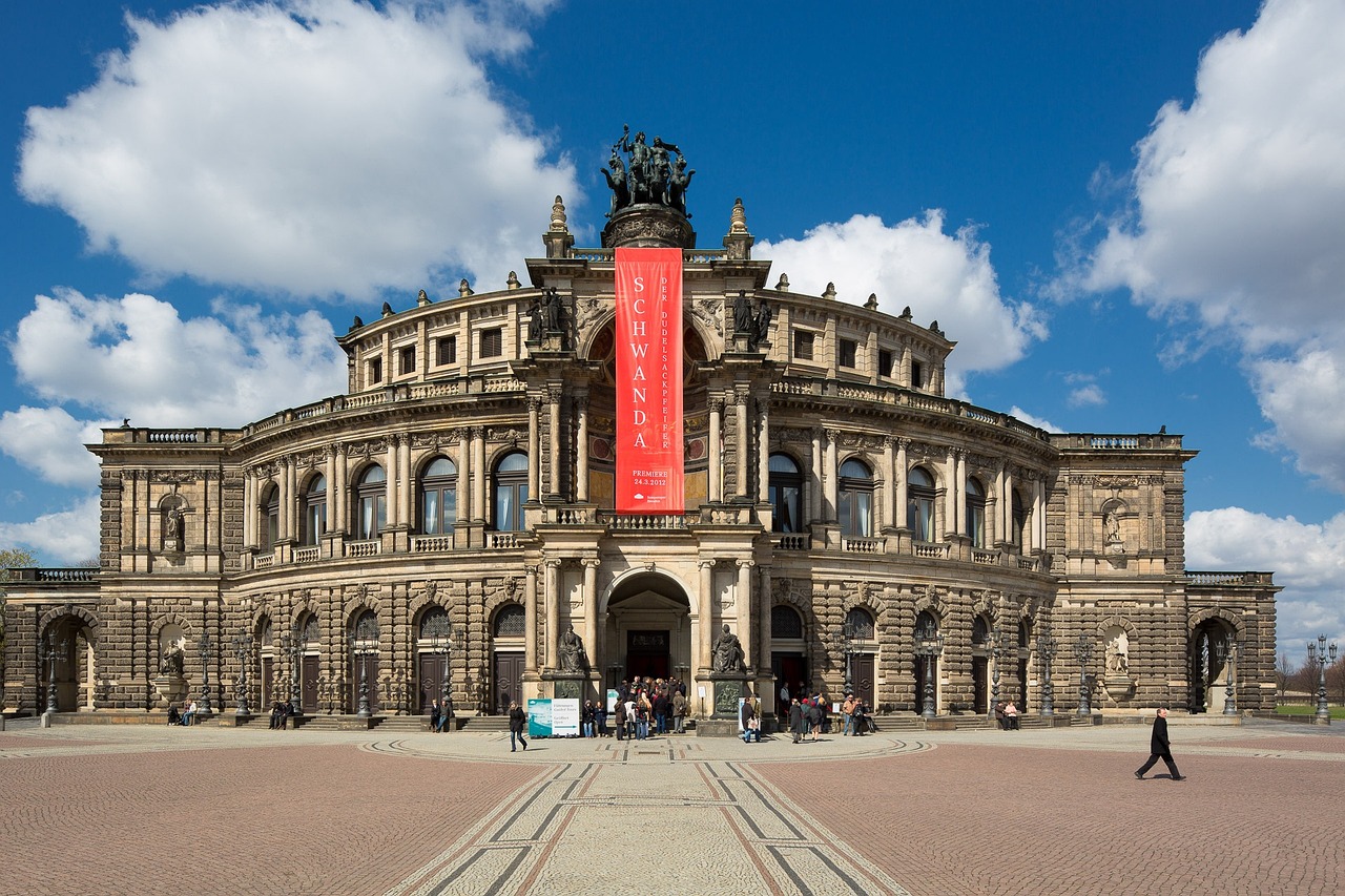 semper-opera-house-1216572_1280