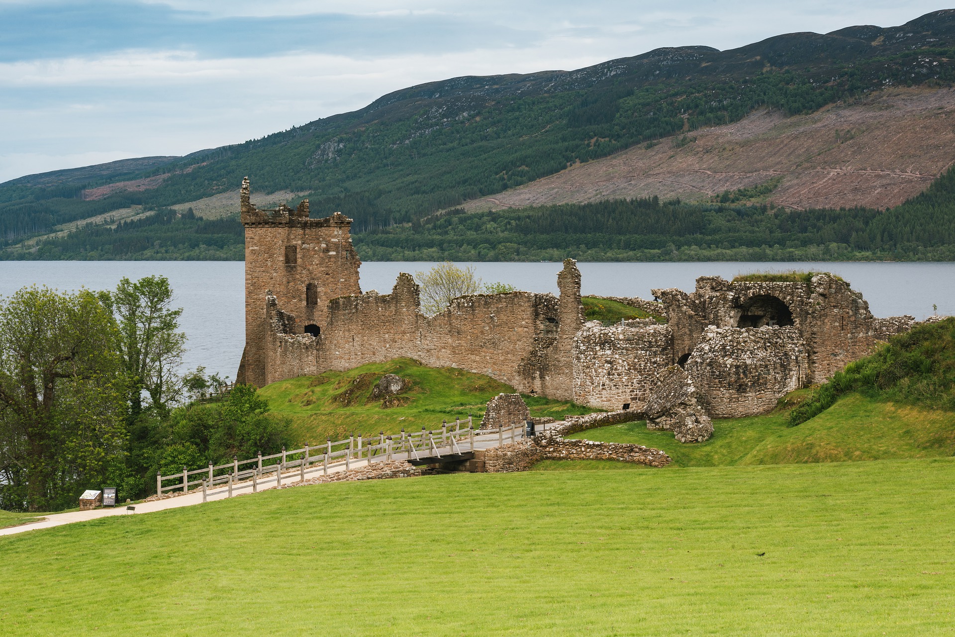 1 urquhart-castle-4491287_1920