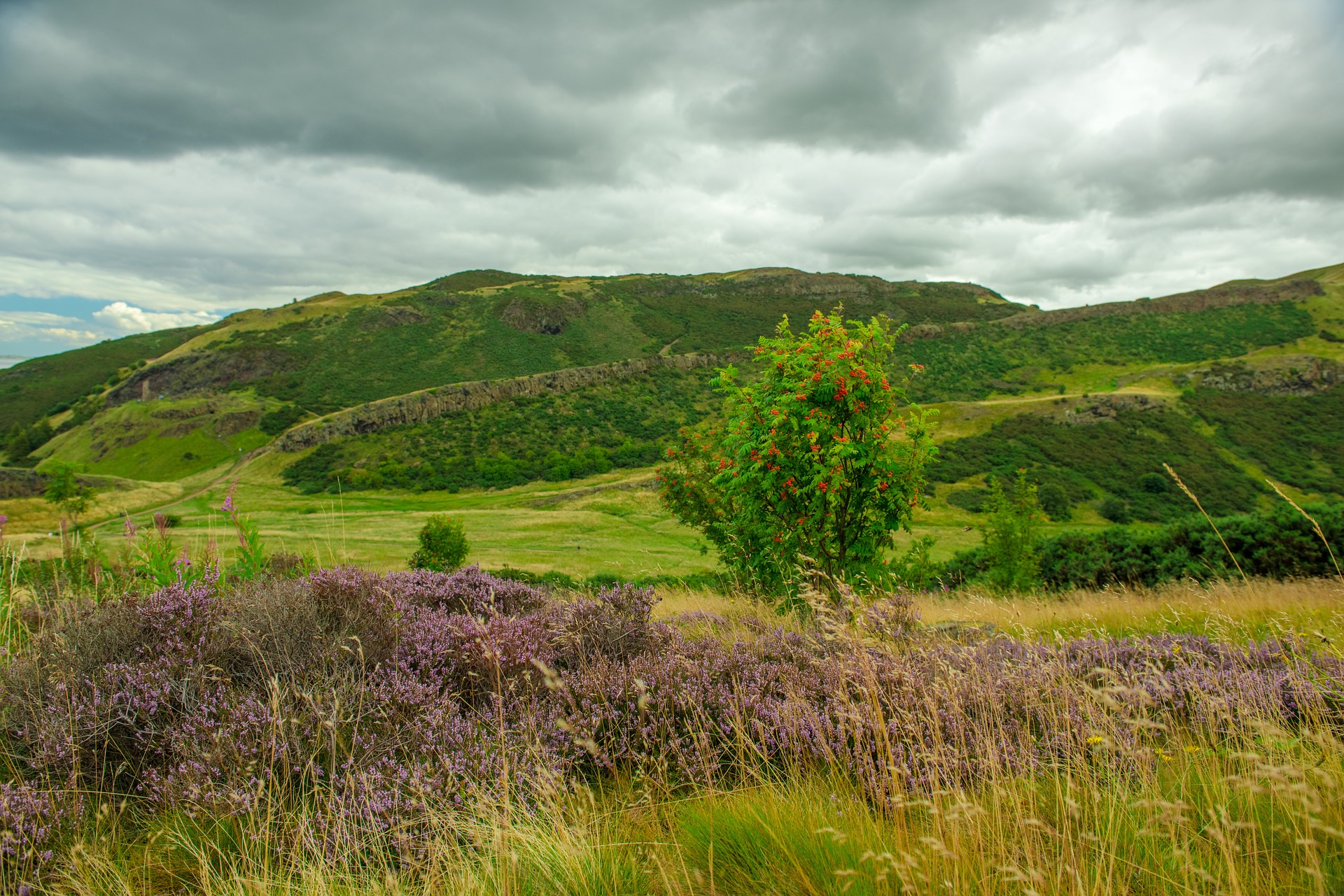 2 holyrood-park-edinburgh-1252983_1920