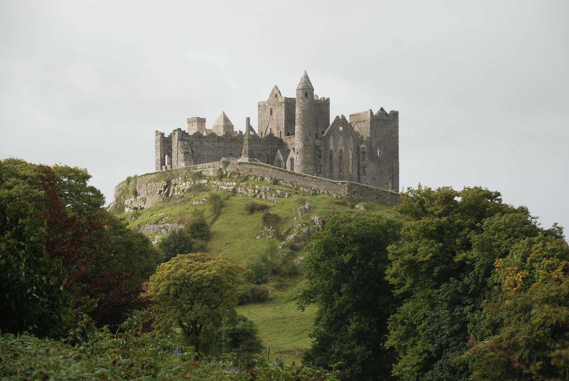 Rock of Cashel abbeyvideo-rock-of-cashel-3189417_1920